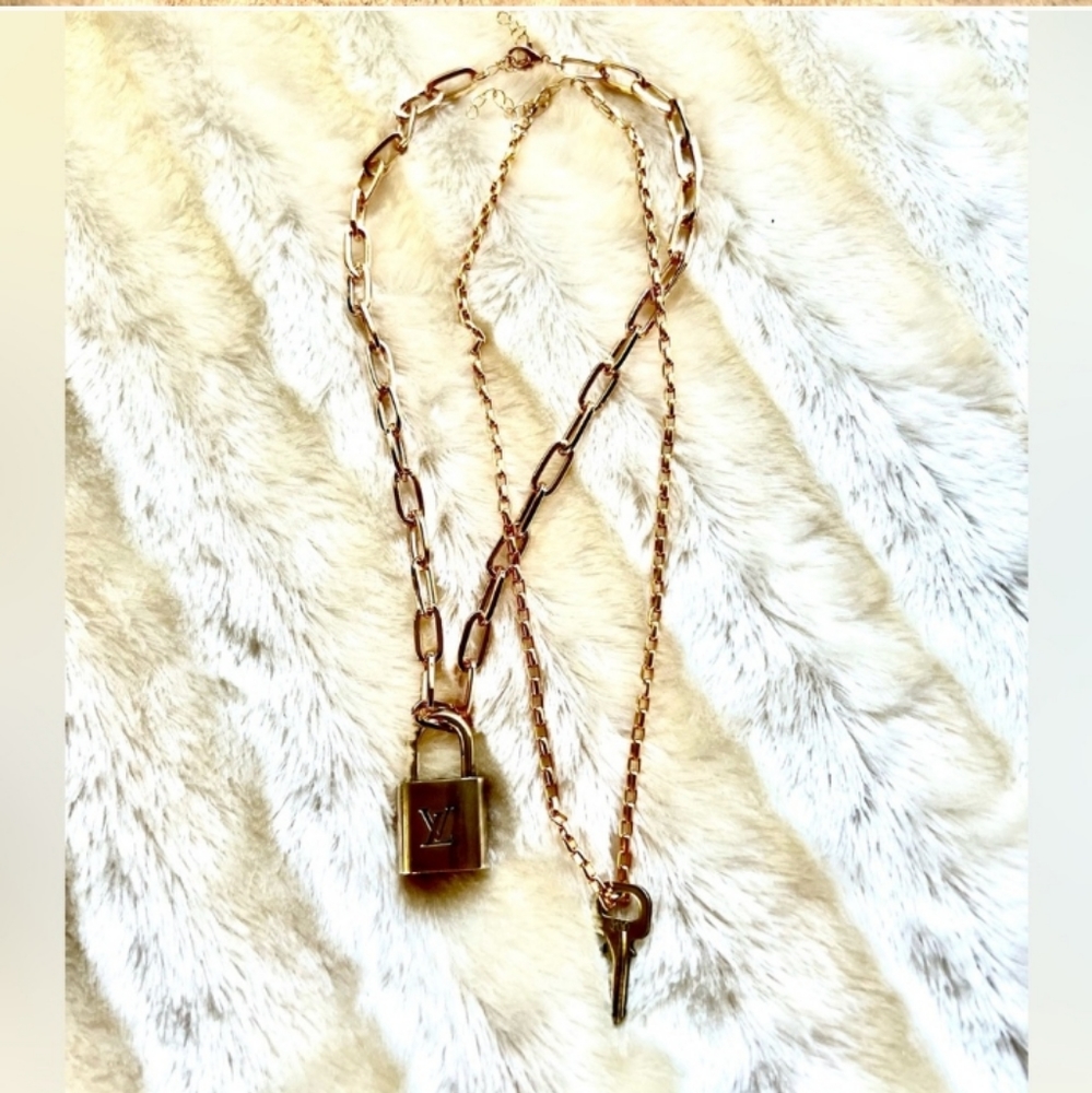 LOUIS VUITTON AUTHENTIC LOCK  AND KEY NECKLACE 2 CHAINS  319
